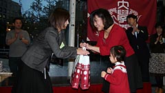 ちびっこの参加者も。「何がもらえたのかな…」