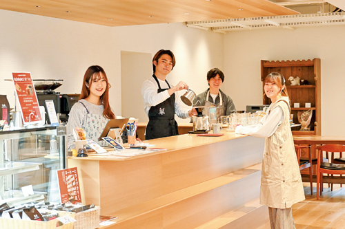 店長、副店長、企画運営部長、商品開発部長の4人の写真