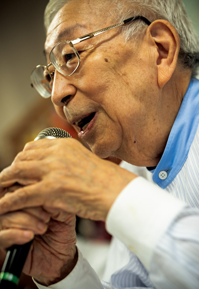 田中さんがマイクを持ち、語る様子