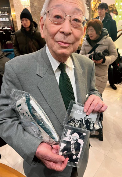 藤居平一氏の写真を所持する田中さん