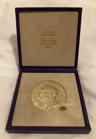 日本被団協に贈られたノーベル平和賞のメダル